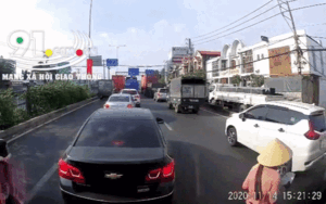 Clip: Nam thanh niên tông trúng người phụ nữ bán vé số trên quốc lộ rồi bỏ chạy