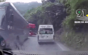 Clip: Xe khách khi ôm cua bất ngờ đâm 'dúi dụi' ô tô 16 chỗ vào vách núi