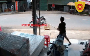 Clip: Bị chủ nhà cầm gậy lao ra đuổi đánh, tên trộm lồng chim luống cuống dắt xe bỏ chạy