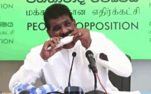 Chính trị gia cắn cá sống trong buổi họp báo để chứng minh không lây truyền virus gây COVID-19