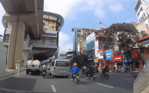 Clip: Xe máy đang chuyển làn đâm thẳng vào cô gái đi bộ sang đường, dân tình ngán ngẩm 'chẳng ai đúng cả'