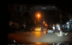 Clip: Hốt hoảng cảnh người đàn ông cởi trần bất ngờ lao thẳng vào trước đầu xe tải rồi nằm lăn ra đất