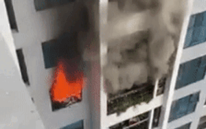 Cháy lớn căn hộ tại chung cư Goldmark City, nhiều người dân hốt hoảng tháo chạy