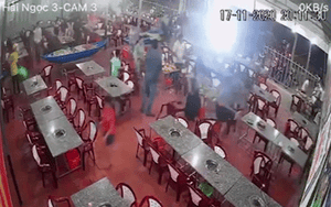 Clip: Nhóm thanh thiếu niên xông vào đập phá liên tiếp 2 quán buffet, nhiều người hoảng sợ bỏ chạy