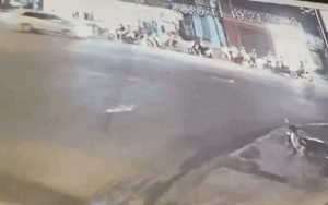 Clip: Kinh hoàng khoảnh khắc ô tô 7 chỗ tông hàng loạt xe máy dừng chờ đèn đỏ ở TP.HCM