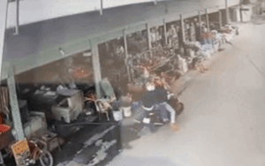 Clip: Giả vờ mua hàng, 2 tên cướp áp sát giật dây chuyền của người phụ nữ rồi tăng ga tẩu thoát