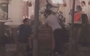 Clip: Vợ bực tức đập vỡ chén rượu, hất cả bàn nhậu vào người chồng ngay giữa quán: 'Có đi về không?'