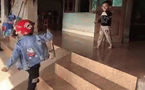 Bố mẹ ly hôn, hai anh em mừng rỡ gặp lại: Em trai có viên bi cũng để dành cho anh