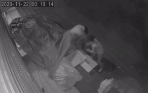 Clip: Người phụ nữ dắt con trai cầm theo cả xô đi trộm hoa quả lúc nửa đêm gây phẫn nộ