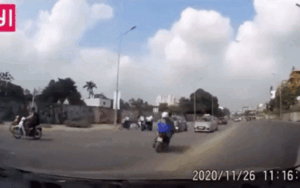 Clip: Sau cú tông trực diện ô tô, vợ nằm đau giữa đường, chồng đuổi theo con chó gây tranh cãi