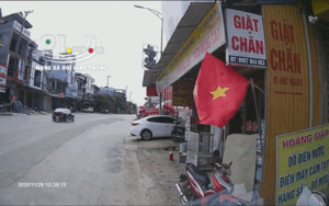 Camera ghi lại khoảnh khắc ô tô lao như bay tông xe máy khiến 2 cha con tử vong, 1 người văng lên nóc nhà