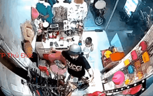 Clip: Bà chị đeo vàng đầy tay trộm điện thoại, dân mạng phát hiện sự trùng hợp bất ngờ