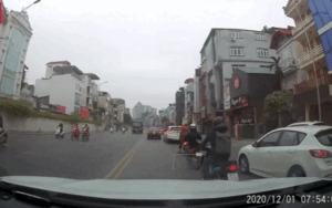 Clip: Chỉ vì pha quay đầu sai luật của ô tô Kia Morning, 5 xe phía sau rơi vào tình huống nguy hiểm