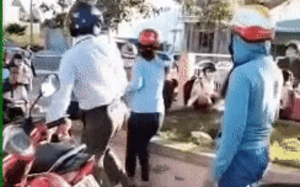 Kinh hãi clip người phụ nữ bị gã đàn ông tung cước đá thẳng vào mặt ngay giữa đám đông