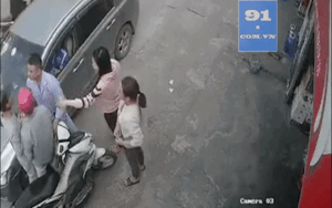 Lao đến định hành hung phụ nữ, 2 người đàn ông bị nam bệnh nhân đấm thẳng mặt nằm choáng váng trên đường