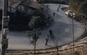 Clip: Ôm cua gặp ngay CSGT, nam thanh niên quay đầu xe bỏ chạy nhanh như chớp khiến tất cả kinh hãi