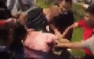 Say xỉn rồi vượt đèn đỏ gây tai nạn, nam sinh viên toan bỏ trốn thì bị đám đông lao vào đánh 'hội đồng'