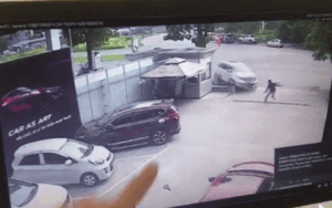 Đau lòng khoảnh khắc chiếc ô tô 'bất kham' của nữ tài xế chồm lên, người đàn ông cố né nhưng không thể