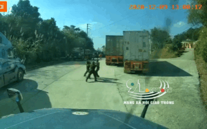 Clip: 2 nam bảo vệ bất ngờ lao vào đánh tài xế container túi bụi rồi bỏ đi, để mặc nạn nhân choáng váng