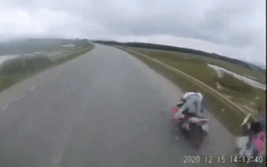 Clip: Đâm 2 người văng vào dải taluy, nam thanh niên 'bay' lên không trung và cú ngã gây kinh hãi