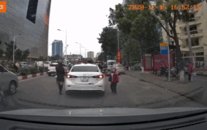 Clip: Đỗ xe giữa đường Hà Nội đông đúc rồi chạy đi đón con nhỏ, nữ tài xế khiến dân tình ngán ngẩm