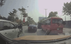 Clip: Cả đoạn đường bỗng ùn tắc khó hiểu, các tài xế khi tận mắt thấy nguyên nhân chỉ biết cười ngán ngẩm