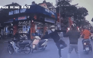 Clip: Hai nam thanh niên lao vào đánh đấm nhau ngay giữa ngã tư sau va chạm giao thông