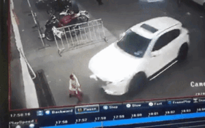 Clip: Kinh hoàng khoảnh khắc bé trai đạp xe bị ô tô đâm trúng, lọt vào gầm