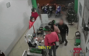 Clip: Bị nhắc nhở vì hát karaoke gây ồn ào, người đàn ông xông đến cầm micro đánh vào đầu nữ nhân viên