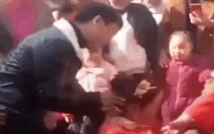 Clip: Bị dúi đầu khi cúi lạy bố mẹ chồng, cô dâu bật dậy tát khách mời bôm bốp