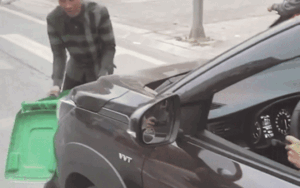 Trớ trêu cảnh nữ tài xế 'ủi' thùng rác cả đoạn đường dài, có người nhắc vẫn ngơ ngác không hiểu chuyện gì