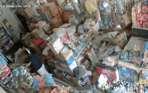 Clip: Lợi dụng khi chủ vào tìm hàng, người đàn ông nhanh tay lấy hộp thẻ và tiền mặt trị giá 40 triệu