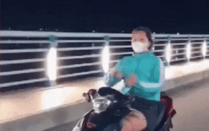 Clip: Cô gái chạy xe máy thả 2 tay rồi múa quạt trên đường