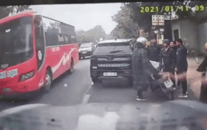 Clip: Mâu thuẫn giao thông, tài xế ô tô chặn đầu đạp thẳng vào ngực nam thanh niên đi xe máy