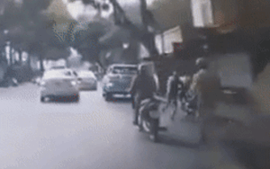 Clip: Bị CSGT ra lệnh dừng, nam thanh niên dắt xe máy cuống cuồng bỏ chạy giữa đường phố Hà Nội