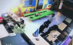 Hai người đàn ông lao vào tấn công người phụ nữ đang ôm con nhỏ vì bị chửi khi không trả nợ