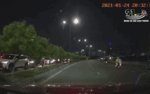 Clip: Thanh niên chạy xe máy kéo lê chiến sĩ CSGT trên đường phố Sài Gòn gây phẫn nộ