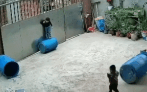 Bé trai 3 tuổi bị dây thừng siết cổ khi chơi trong sân, clip ghi lại sự việc gây ám ảnh