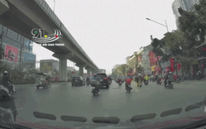 Nam shipper mải dùng điện thoại va trúng đuôi ô tô 7 chỗ, phản ứng của tài xế mới gây chú ý