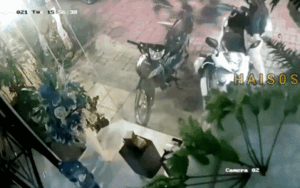 Clip: Đứng trước nhà nghe điện thoại, cô gái bị 2 đối tượng cướp túi xách chứa 50 triệu đồng