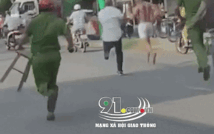 Clip: Truy bắt nam thanh niên nghi 'ngáo đá' chém 1 phụ nữ và 2 công an