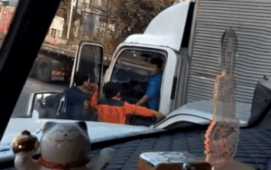 Clip: Bị người đàn ông hung hãn lao lên cabin đánh, nam tài xế không dám phản kháng