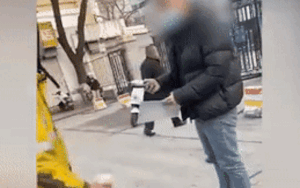 Shipper thẳng tay hất cốc trà sữa vào người nhận, nguyên nhân phía sau gây tranh cãi