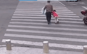 Cháu gái năn nỉ đừng đi, người ông vẫn băng qua đường và đoạn kết thương tâm