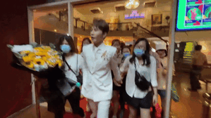 Jack một mình đi sự kiện, fan tranh thủ 'động tay động chân' và phản ứng đáng yêu của nam ca sĩ