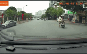Clip: Mẹ vứt thẳng xe máy xuống đường, hớt hải chạy lại đỡ con sau khi va chạm với ô tô