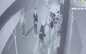 Clip: Nam thanh niên cầm xẻng đánh phụ nữ sau tai nạn giao thông, hành động sau đó gây phẫn nộ không kém