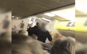 Người đàn ông không chịu đeo khẩu trang bị cảnh sát gô cổ xuống máy bay, hành khách hò reo ăn mừng