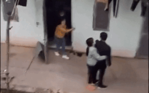 Đánh ghen gay gắt cuối năm: Con gái vừa chỉ mặt nặng lời vừa giữ chặt bố để mẹ xông vào xử lý 'tiểu tam'