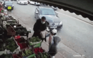 Khoảnh khắc 'thót tim' khi ô tô điên tông bé gái ngã nhào giữa chợ